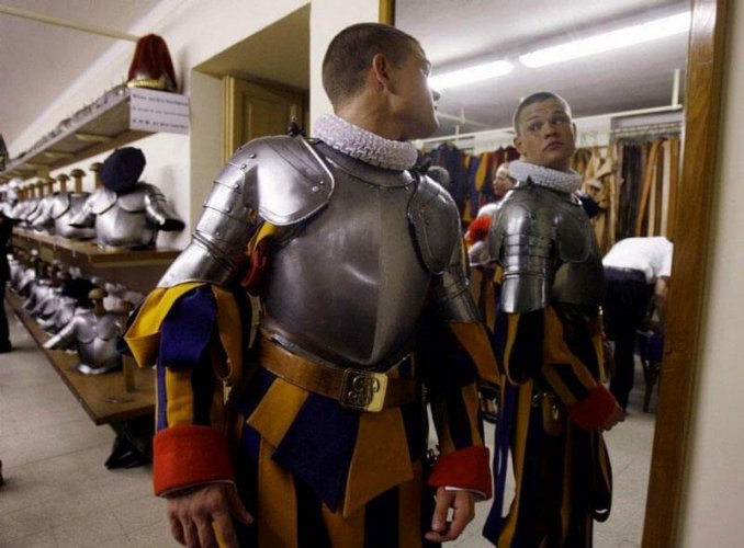 Who are the Pontifical Swiss Guards who Protect the Pope? - Newly ...