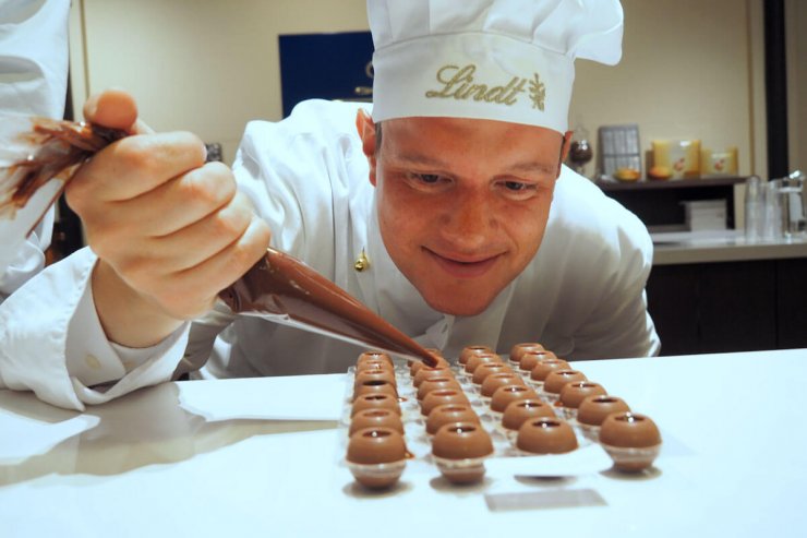 Chocolate Factories In Switzerland That Offer Tours 2024 Newly   Chocolate Workshop Lindt 04 740x493 