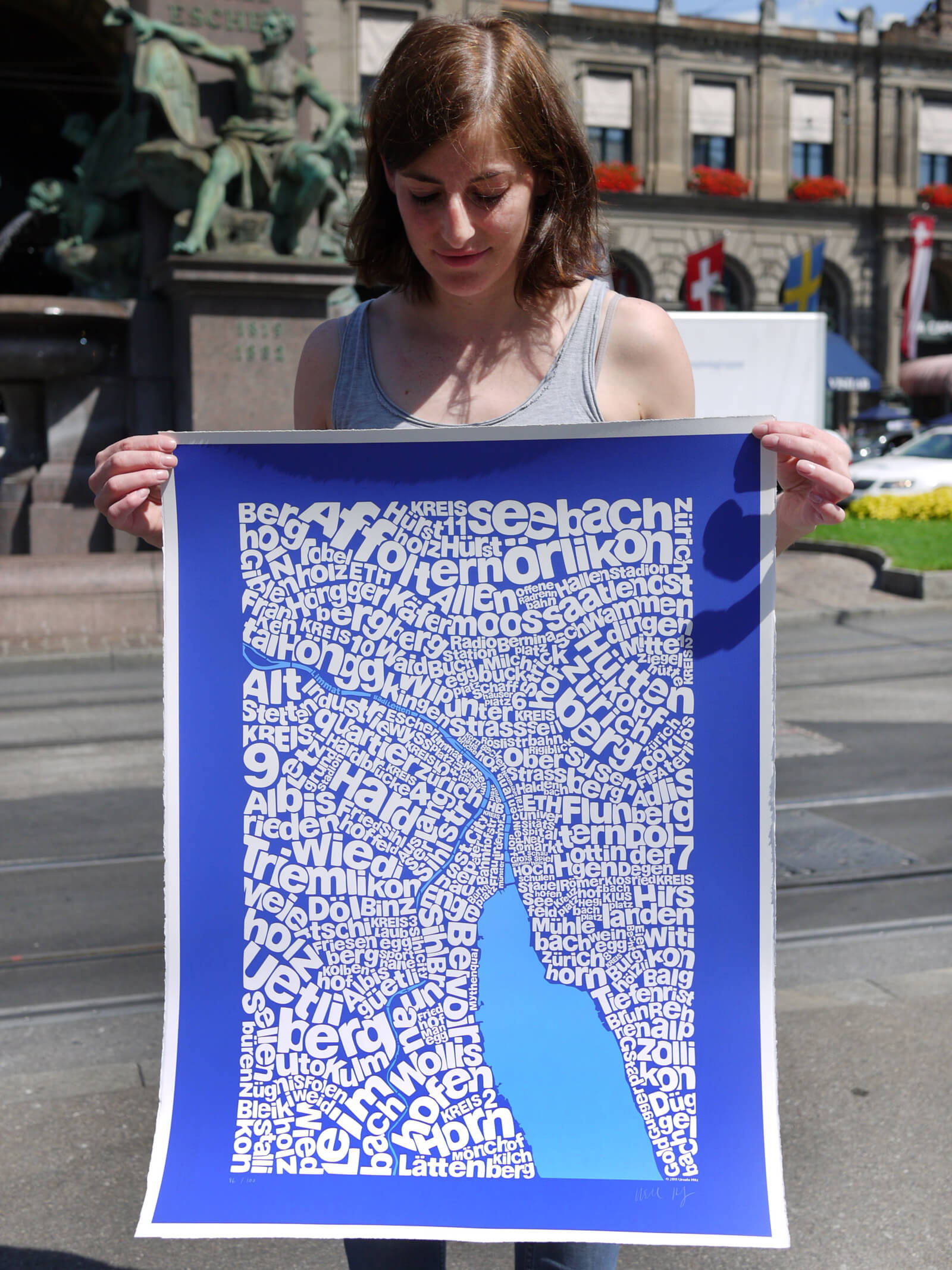 Ursula Hitz holding illustration map of Zurich