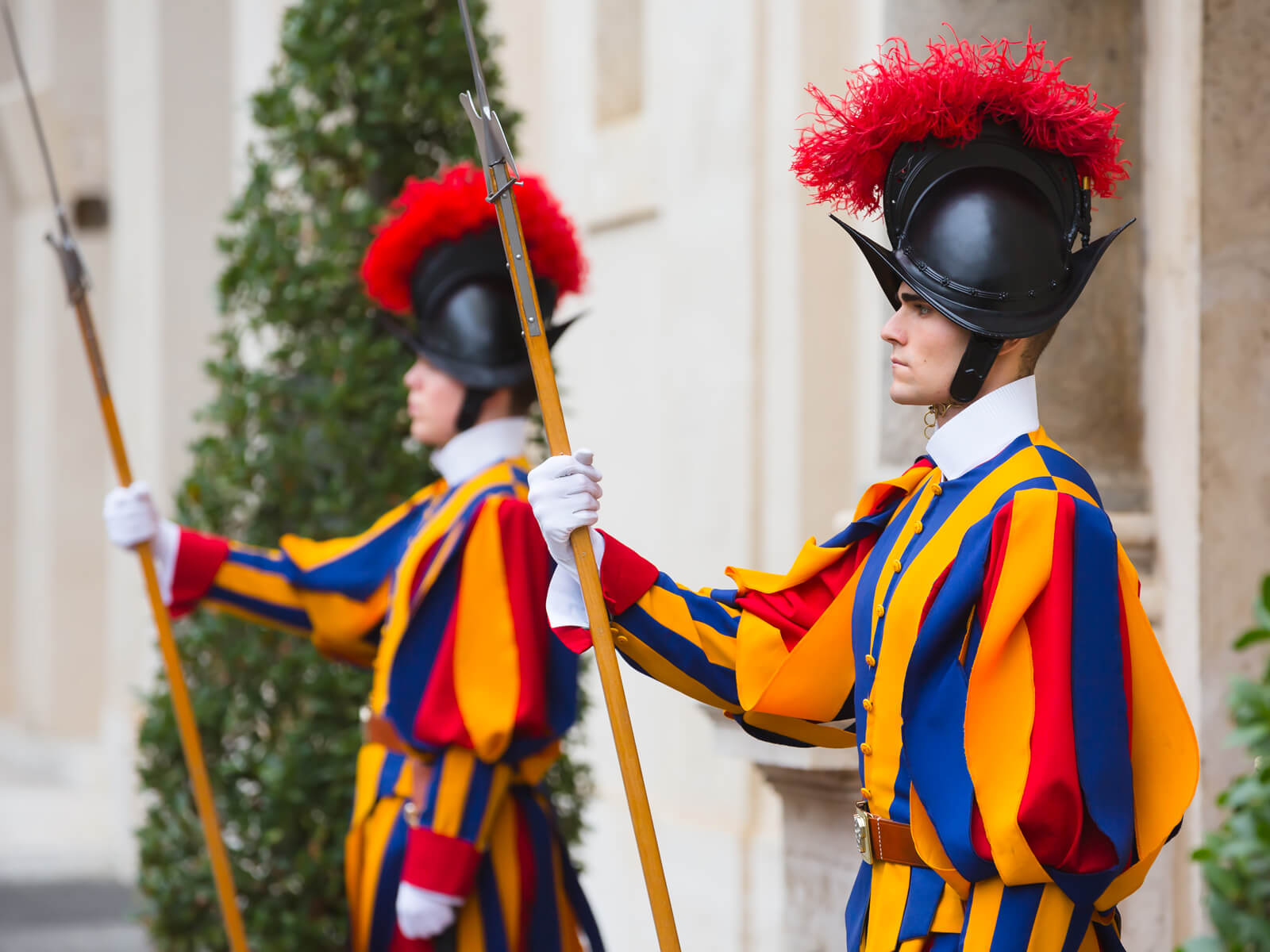 Papal-Swiss-Guard-Uniforms-04.jpg