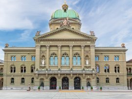 Rendez-vous Bundesplatz - the changing colors of the Bundeshaus in Bern