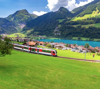 Luzern-Interlaken Express at Lake Lungern